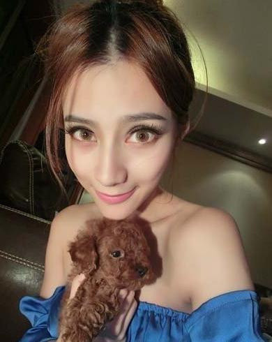 Chiếc cằm của Shu Wen càng ngày càng nhọn, dù nhìn nghiêng hay nhìn thẳng thì nó vẫn là một điểm đặc biệt gây chú ý trên khuôn mặt của hot girl xinh đẹp này.