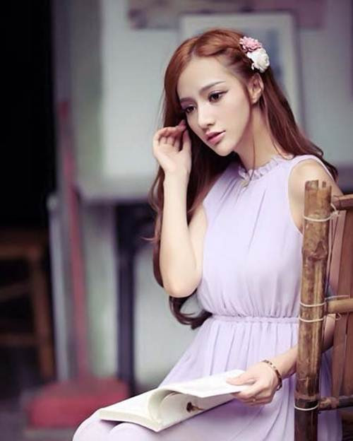 Shu Wen đang làm việc cho một công ty truyền thông về lĩnh vực văn hóa, người mẫu ở Bắc Kinh. Công việc chính của cô là làm người mẫu ảnh, đóng quảng cáo và tham gia những show diễn thời trang.