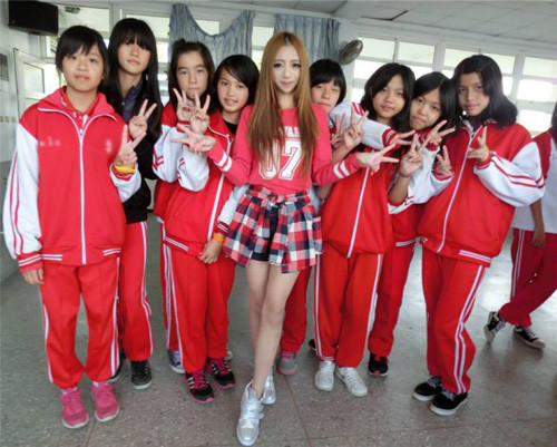 Viki Chen rất thích gần gũi với học sinh của mình. Trong những chương trình ngoại khóa, những buổi sinh hoạt tập thể, văn nghệ, cô thường là "đầu tàu", tạo cảm hứng, cùng học sinh sáng tạo nhiều điều thú vị.