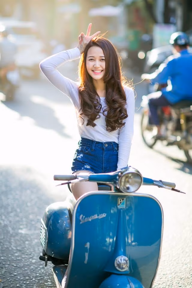 Nhung Gumiho đã tốt nghiệp chuyên ngành Ngân hàng, trường Đại học Hùng Vương TP HCM. Tuy nhiên cô nàng xinh đẹp lại đang hoạt động rất tích cực trong lĩnh vực nghệ thuật.