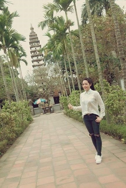 Mới đây, trong chuyến du xuân của mình, Thanh Quỳnh cũng rất tự tin chụp ảnh, khoe vẻ năng động và khuôn mặt xinh xắn, dù là sản phẩm của "dao kéo" nhưng vẫn rất tự nhiên.