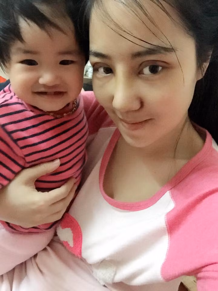 Minh Châu chia sẻ: "Phụ nữ sống hết mình vì chồng, con nhưng đừng bao giờ quên chăm lo đến bản thân mình. Phải đẹp! Đừng nghĩ làm đẹp để giữ chồng. Mọi thứ cứ tuân theo tự nhiên, làm đẹp để thấy mình quan trọng, để biết nâng niu bản thân. Làm để thấy mình thành công, để mình tự tin, hãnh diện và để yêu chồng, yêu con nhiều hơn nữa!".