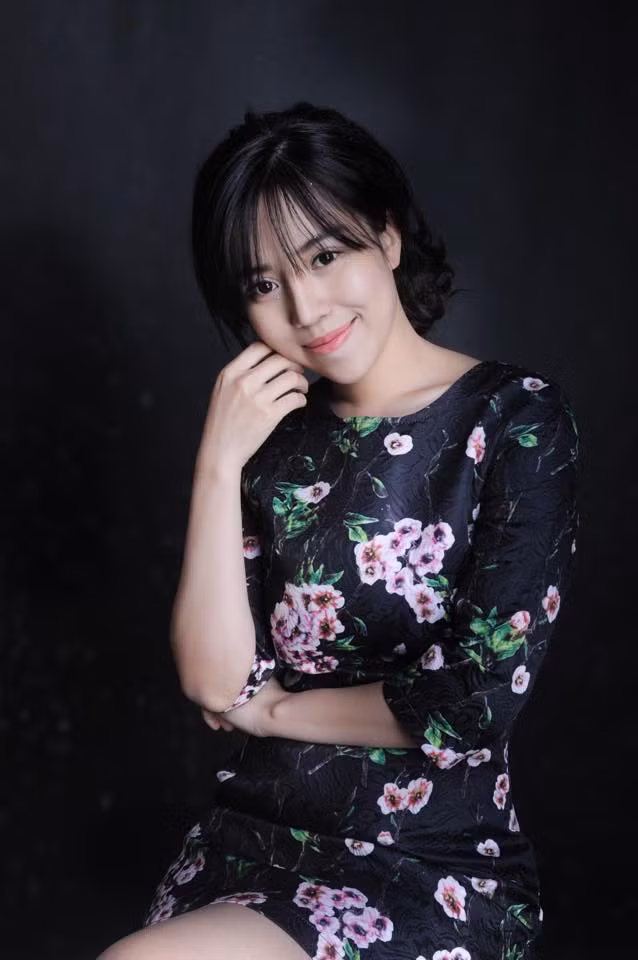 Quả thật, sau khi làm phẫu thuật thẩm mỹ, Minh Châu đã thay đổi diện mạo hoàn toàn. Cô gái trẻ trông xinh đẹp hơn hẳn với đôi mắt to tròn, sống mũi cao và đường cằm, khóe môi rất gợi cảm.