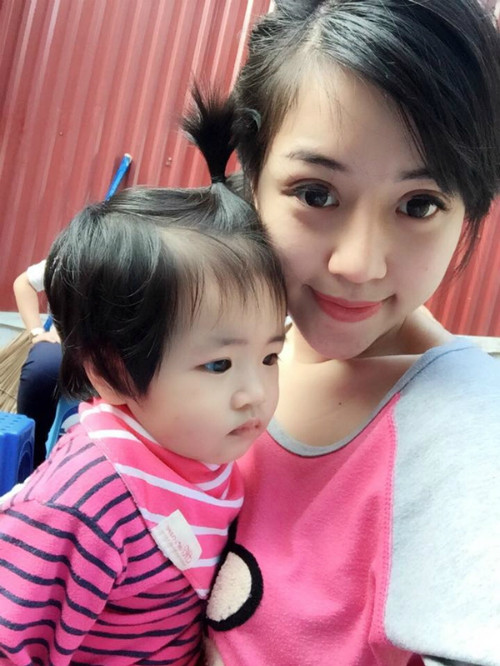 Hiện tại, ngoài nuôi con, chăm sóc gia đình, Minh Châu còn làm chủ một shop bán hàng trên mạng. Bà mẹ 9X xinh đẹp thường xuyên khoe ảnh "tự sướng" cùng cô con gái dễ thương và chia sẻ những kỷ niệm về quá trình làm phẫu thuật thẩm mỹ với bạn bè trên Facebook.