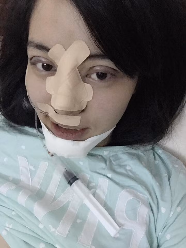 Minh Châu sinh năm 1993, đang là sinh viên ngành Thiết kế nội thất, Đại học Mỹ thuật Công nghiệp Hà Nội. Cô kết hôn năm 2013 và đã có một bé gái hơn 1 tuổi. Minh Châu vừa trải qua liền một lúc 3 ca phẫu thuật nâng mũi, cắt mí, độn cằm để làm cho mình đẹp hơn.