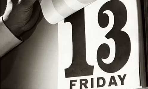 Đọc được những thông tin này, dân mạng thường biến tấu thành nhiều câu chuyện khác nhau, chủ yếu nói về những sự xui xẻ, những tai nạn từ qua loa đến nghiêm trọng... như một cách hùa theo ý nghĩa của ngày thứ sáu đen tối.