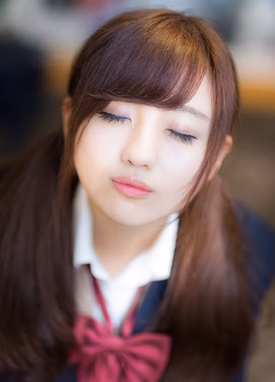 Bạn trai hoàn hảo, với cử chỉ ân cần khiến nàng "chết mê", mơ mộng về nụ hôn với chàng ngay trong giờ lên lớp.