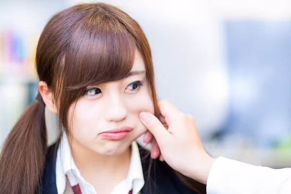 Với cô bạn gái tinh nghịch, hậu đậu... chàng trai lại có một cách thể hiện tình cảm khá đặc biệt, giản dị mà thân thương, gần gũi.