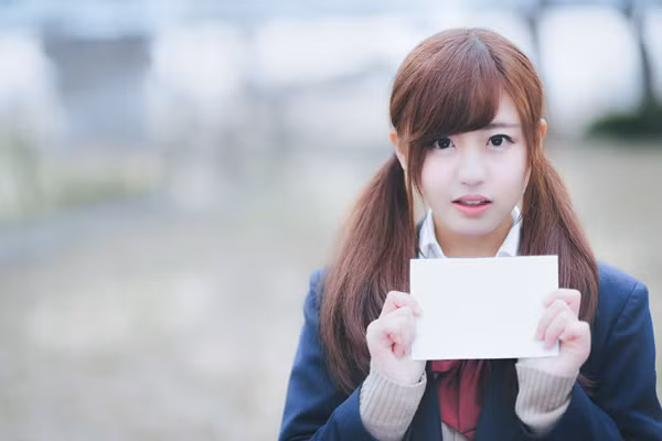 Tác giả của bộ ảnh tái dựng lại một buổi hẹn hò kiểu tình yêu học sinh mà nhiều bạn trẻ đã từng trải qua. Cô nữ sinh xinh đẹp e ấp, ngượng ngùng đứng đợi bạn trai của mình và mắt sáng bừng, sướng vui khi "bạn ý" xuất hiện.