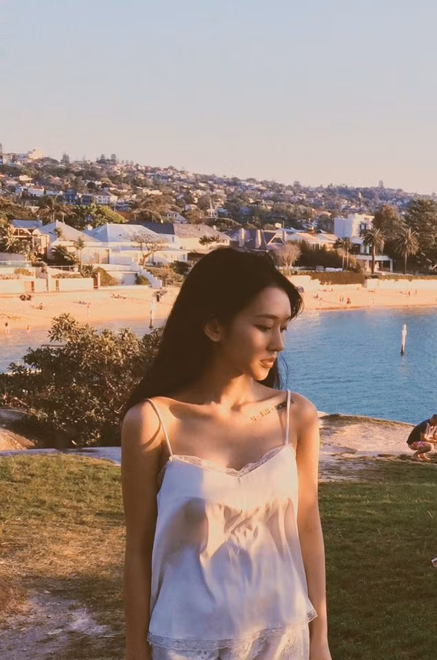 Vy Ngọc là nữ du học sinh xinh đẹp đang sinh sống và học tập tại thành phố Melbourne, Australia. Được giới trẻ, dân mạng Việt biết đến cách đây khoảng nửa năm, vẻ đẹp của Vy Ngọc thực sự tạo ra nhiều ảnh hưởng chạm đến cộng đồng giới trẻ ở một số quốc gia.