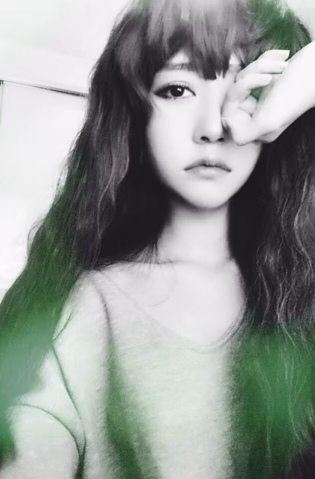 Ở Việt Nam, Vy Ngọc từng là người mẫu ảnh cho các tạp chí như Hoa Học Trò, 2!, một số trang tin giới trẻ. Lần nào xuất hiện trên trang bìa tạp chí, Vy Ngọc cũng gây ấn tượng với khuôn mặt tinh tú, đôi mắt to, sống mũi cao và đường cằm V-line nhiều người ao ước.