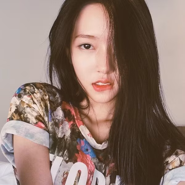 Vy Ngọc xinh đẹp ngay cả khi để mặt mộc. Khi trang điểm, cô nàng lại càng lộng lẫy, kết hợp với cách lựa chọn trang phục, phối đồ rất cá tính mỗi khi đi chơi hoặc chụp hình.