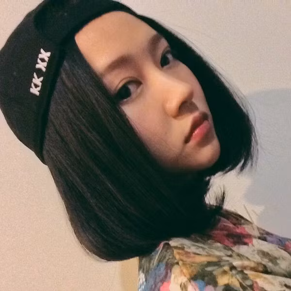 Ngọc là người Việt Nam, du học tại Australia nhưng hình ảnh cá nhân lại gây xôn xao, gây sốt cộng đồng mạng Trung Quốc. Chính vẻ đẹp long lanh gần như hoàn hảo cùng với cá tính, độ "chất" của Vy Ngọc đã khiến cô nàng tạo ra nhiều điều bất ngờ thú vị.