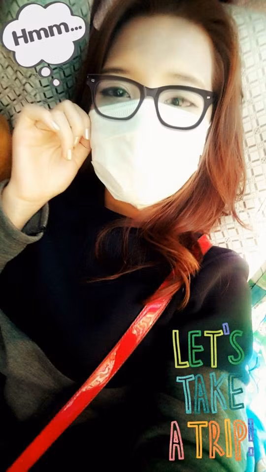 Hương Giang đính chính lại rằng, thời gian sang Hàn Quốc, cô chỉ thực hiện trị liệu, xóa vết chàm và làm phẫu thuật nâng mũi, không thực hiện cắt mí hay gọt hàm giống như một số trang thông tin đăng tải.