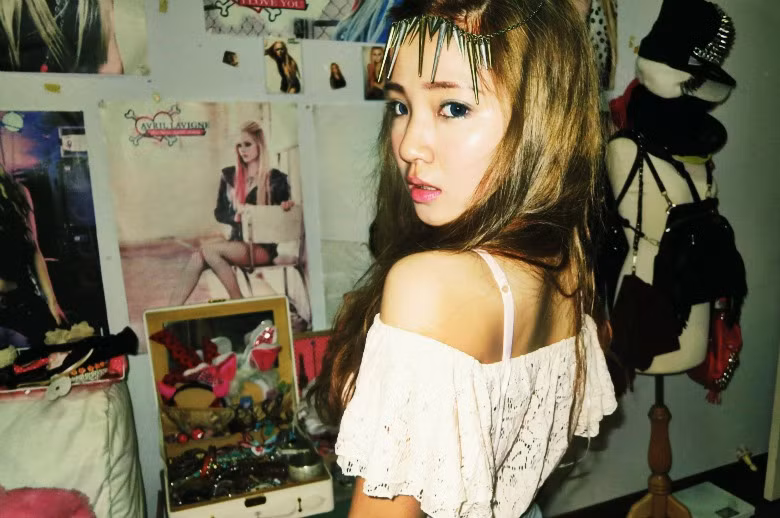 Ngoài gout ăn mặc chuẩn, Naomi còn có khiếu viết lách. Trên blog của mình, cô gái trẻ 19 tuổi thường chia sẻ những bài viết khá hay, nhiều cảm xúc, trải nghiệm về cuộc sống, suy ngẫm về các mối quan hệ... và được giới trẻ đón nhận nhiệt tình.