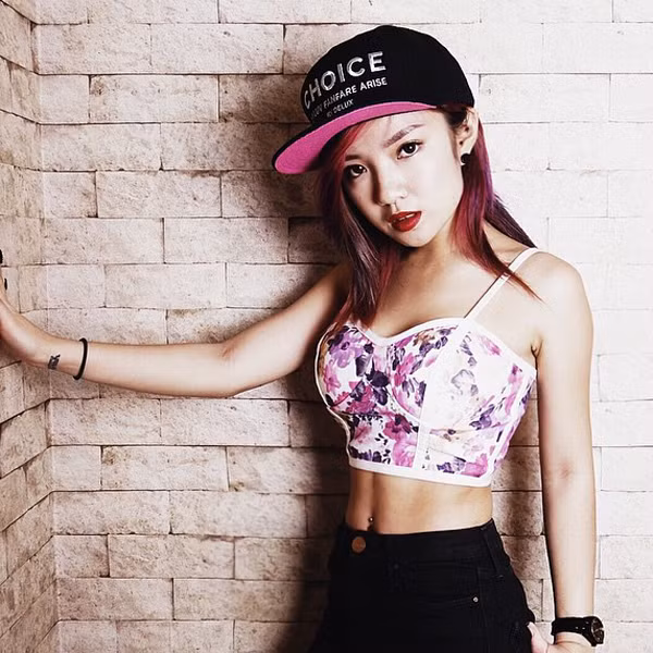 Có năng khiếu về thời trang và mỹ thuật, Naomi Neo tạo dựng phong cách cho bản thân từ khá sớm. Cô nàng làm stylist, người hướng dẫn tạo những kiểu tóc độc đáo trên Youtube từ khi mới 16 tuổi.