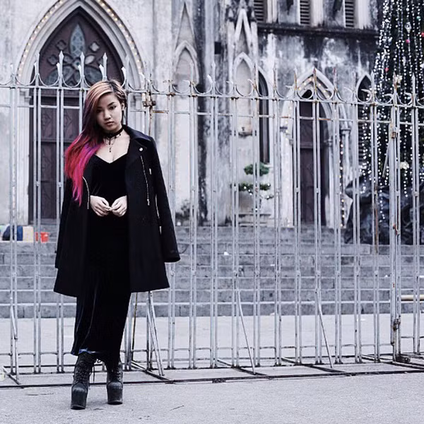 Chân ngắn nhưng Naomi cũng không "cạch mặt" với kiểu chụp hình toàn thân. Trong bức ảnh thời trang cô chụp tại Nhà thờ lớn Hà Nội trong một lần du lịch ở Việt Nam, việc phối màu trang phục đen và đi giày cao đã giúp Naomi cải thiện được vóc dáng của mình khi lên ảnh.