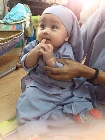 Em be xinh nhu thien than duoc nuoi trong chua gay sot-Hinh-5