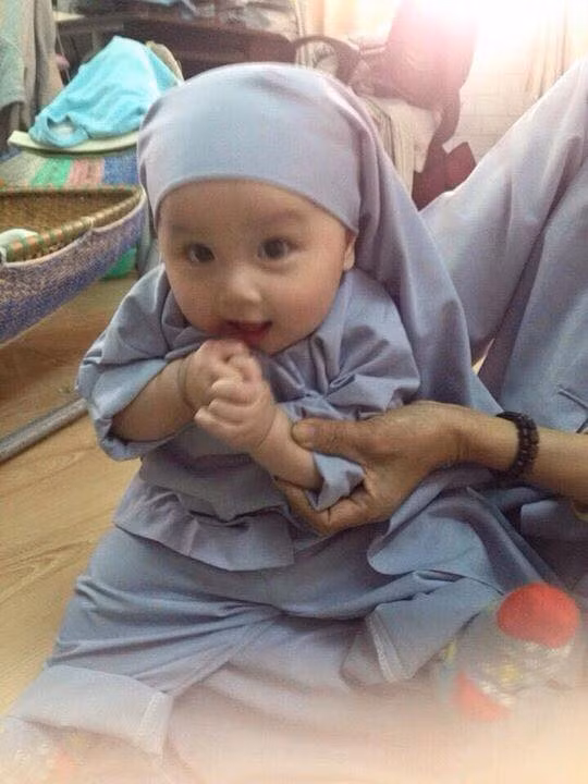 Em be xinh nhu thien than duoc nuoi trong chua gay sot