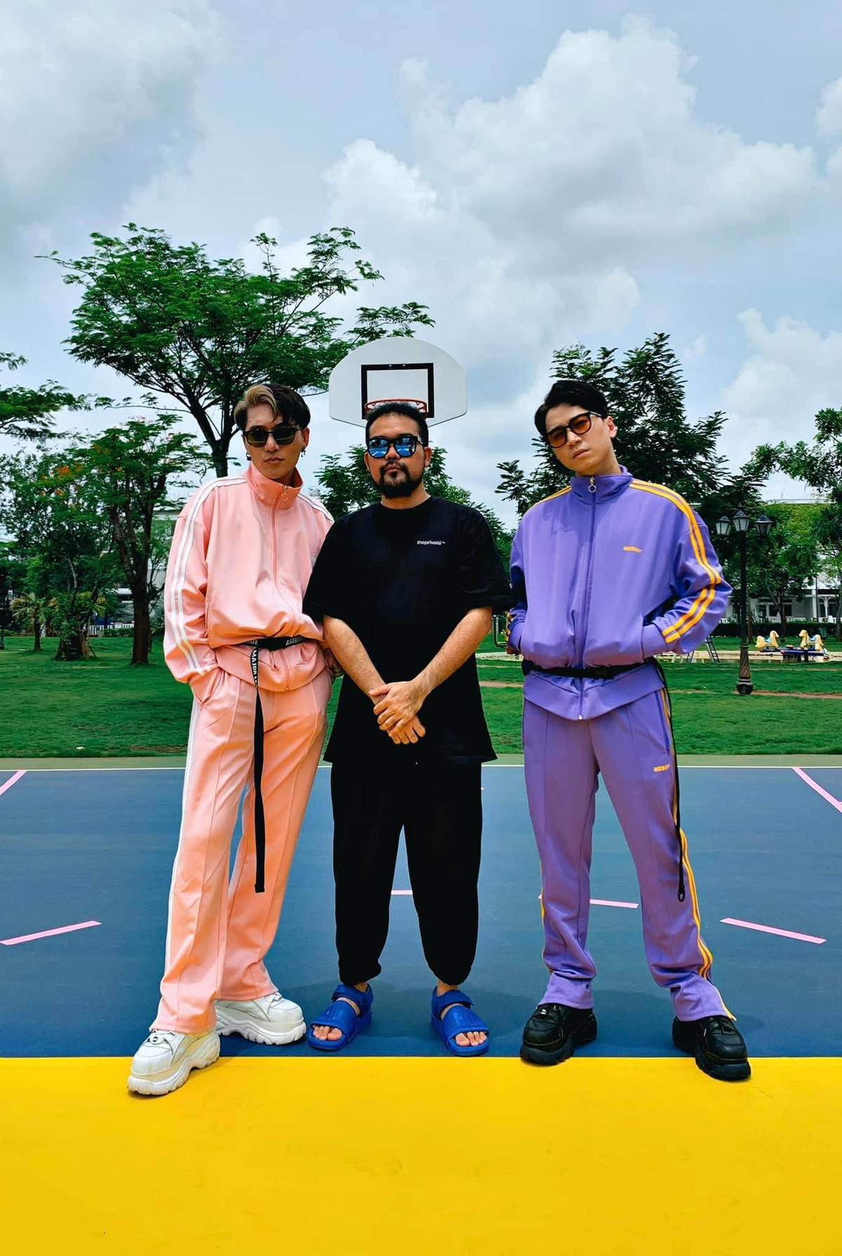 Phong cách ăn mặc cực trẻ trung khiến ít ai tin rằng nam rapper đã bước sang tuổi 31.