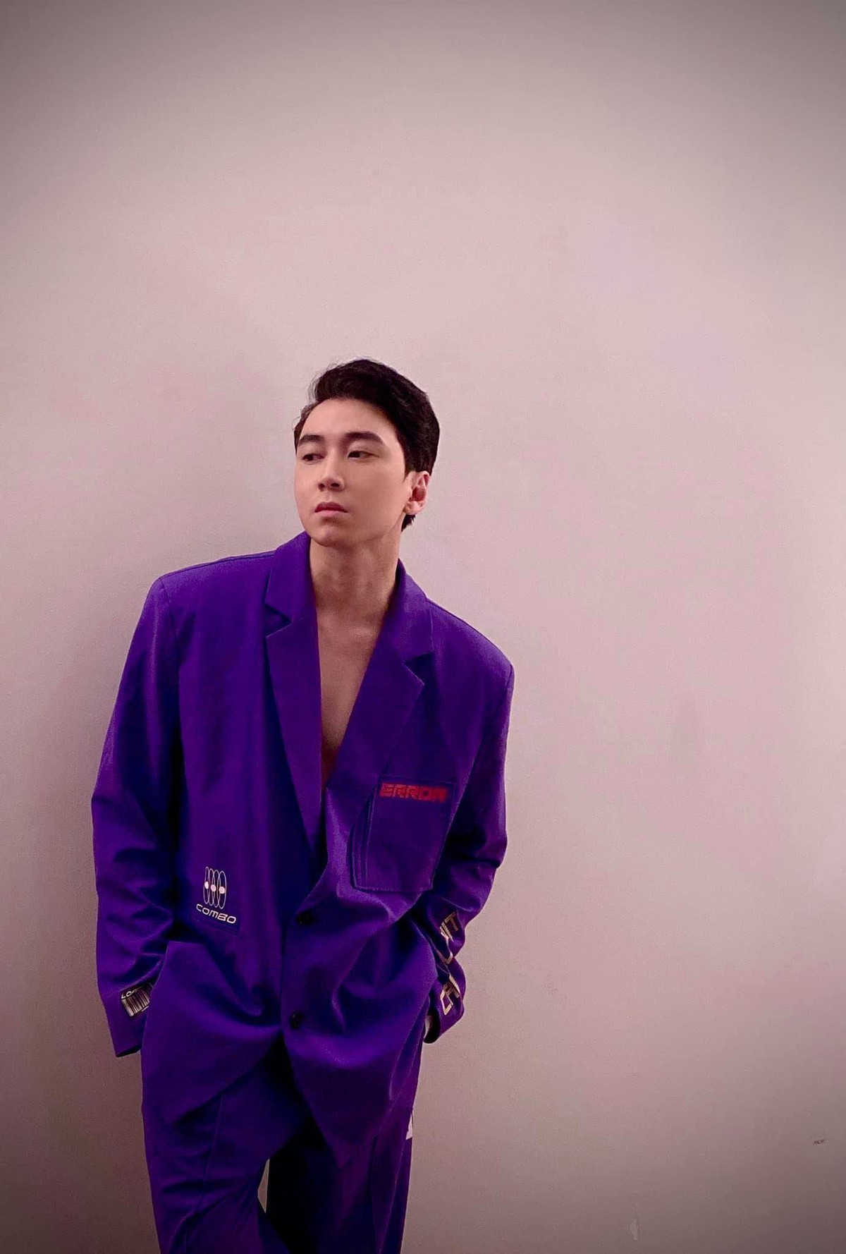 Không bó buộc mình trong hình mẫu nào, Karik thường xuyên thay đổi phong cách và diện những màu sắc cực nổi bật.