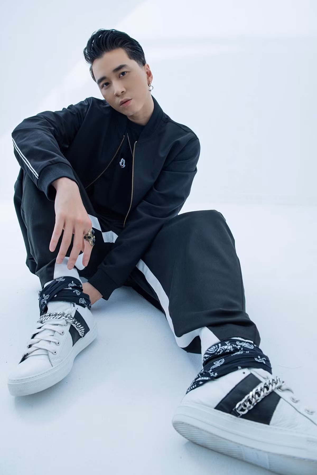 Vẻ điển trai không tuổi của huấn luyện viên hot nhất nhì "Rap Việt".