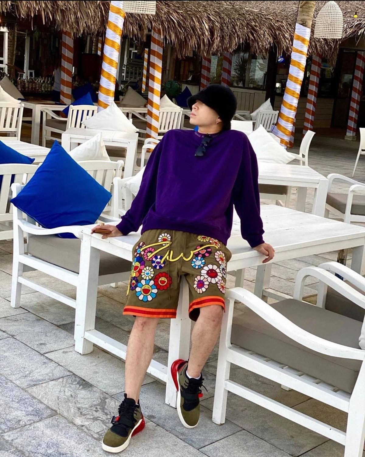 Fan hâm mộ xuýt xoa khen ngợi độ đáng yêu của anh chàng khi chọn những trang phục họa tiết màu mè hoa lá.