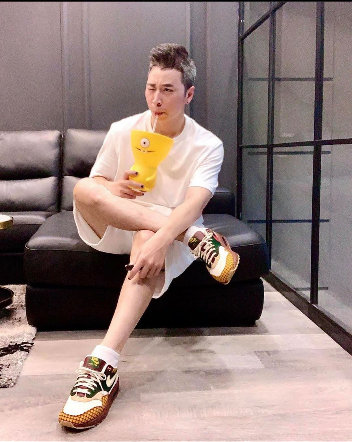 Set đồ hack tuổi của Karik giúp anh chàng trẻ không kém cạnh những cậu thanh niên mới lớn.