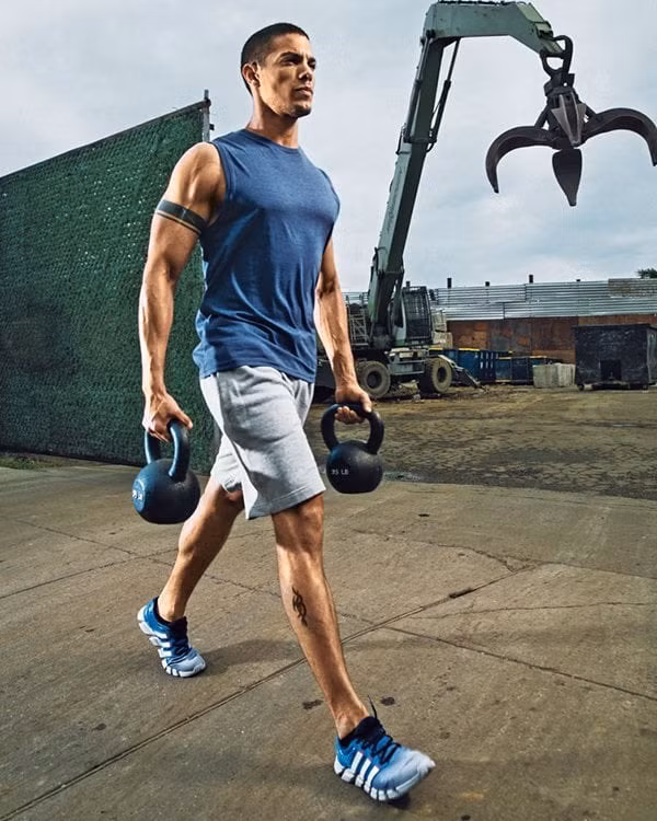 Chất liệu cotton thấm hút tốt và thoáng khí hoặc chất liệu vải tổng hợp là lựa chọn phù hợp cho quần áo tập gym.