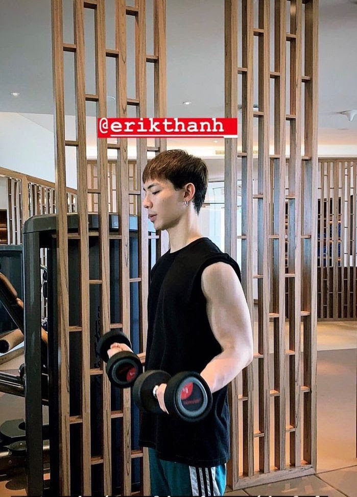 Erik đơn giản thoải mái trong chiếc áo tank top đen khoe cơ bắp cuồn cuộn.