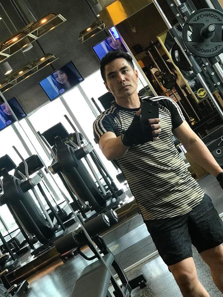 Trung Dũng đầy nam tính khi kết hợp găng tay tập cùng quần áo gym đen.
