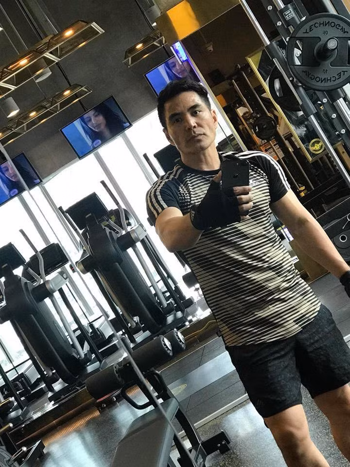 Trung Dũng đầy nam tính khi kết hợp găng tay tập cùng quần áo gym đen.