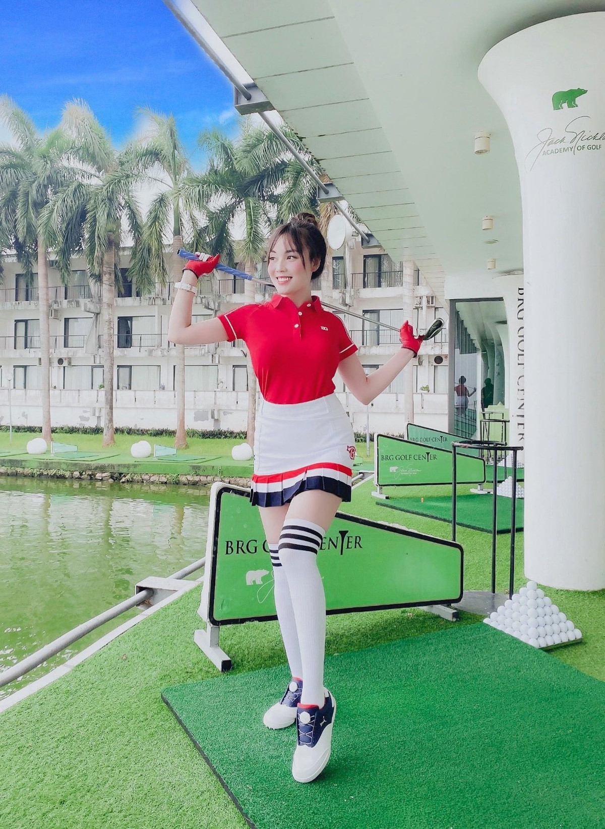 Ngoài đời, Hà My cũng nhận được sự yêu mến của mọi người nhờ tính cách dịu dàng, thân thiện và cách hành xử văn minh.