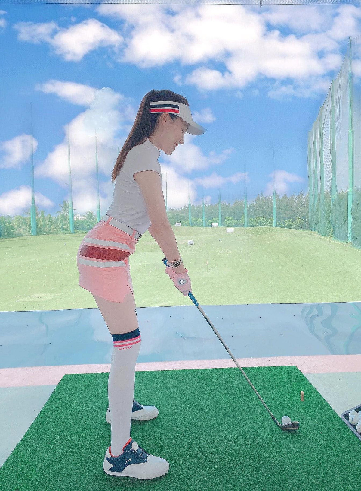 Màu hồng ngọt ngào theo tông từ đầu đến chân.