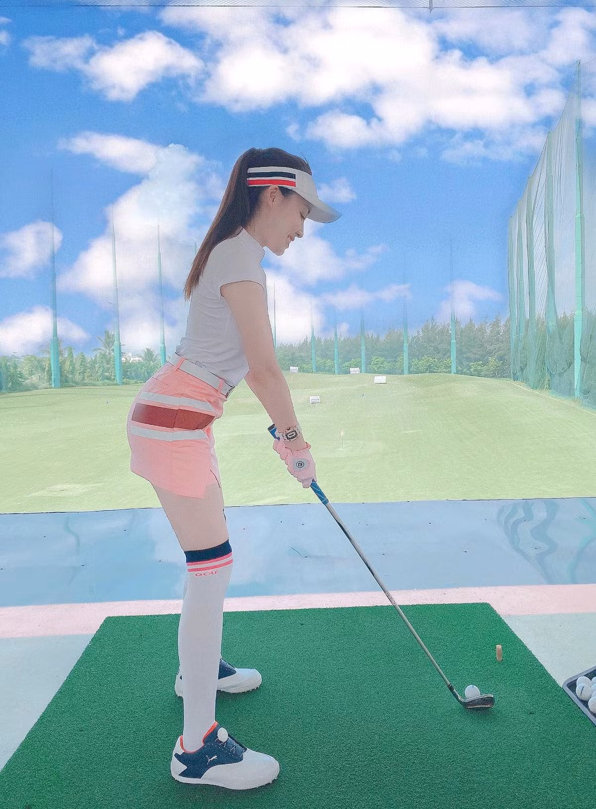 Màu hồng ngọt ngào theo tông từ đầu đến chân.