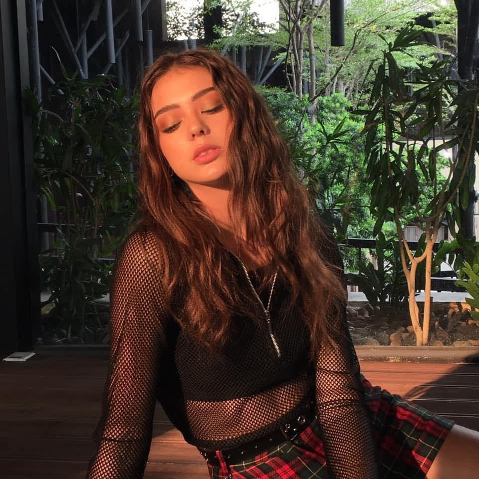 Nàng WAGs gây chú ý bởi nhan sắc ngọt ngào, quyến rũ, đôi mắt hút hồn cùng thần thái đẳng cấp khiến cư dân mạng hết lời khen ngợi và chúc phúc cho cặp đôi trai tài gái sắc.