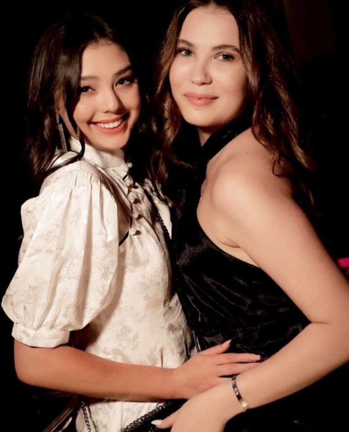 Khi thì dịu dàng, nữ tính như một nàng tiểu thư.