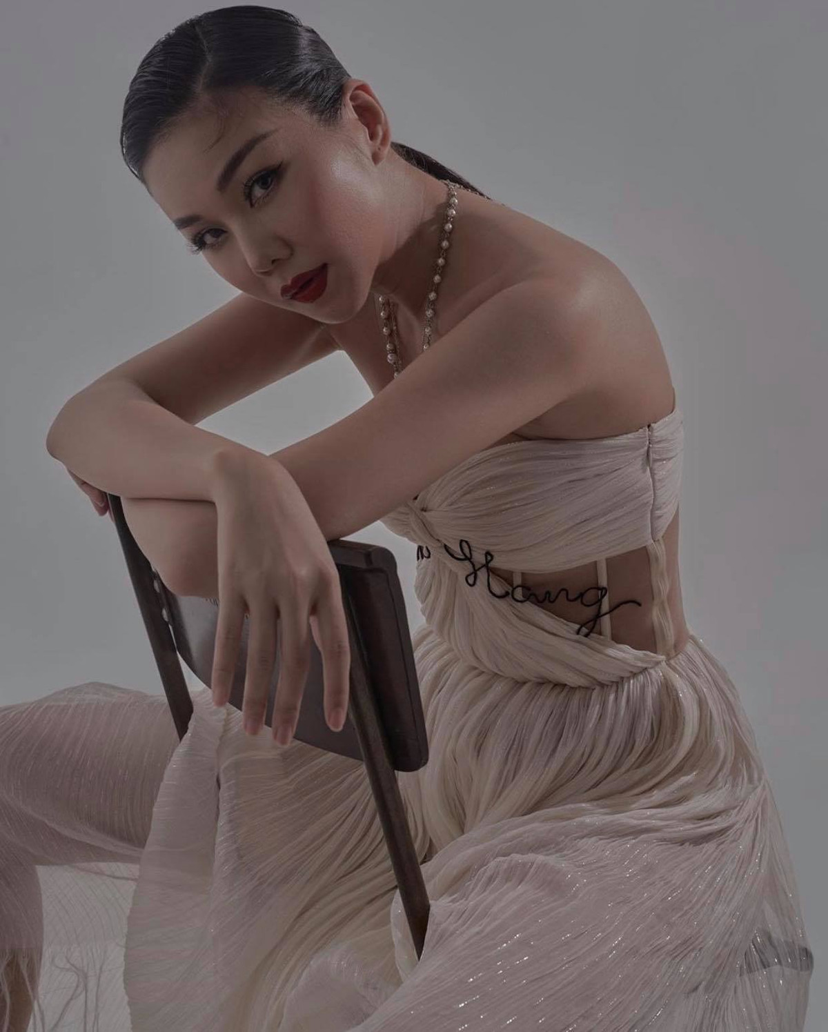 Thiết kế váy cúp ngực dành riêng cho nàng siêu mẫu được thêu tên cô.