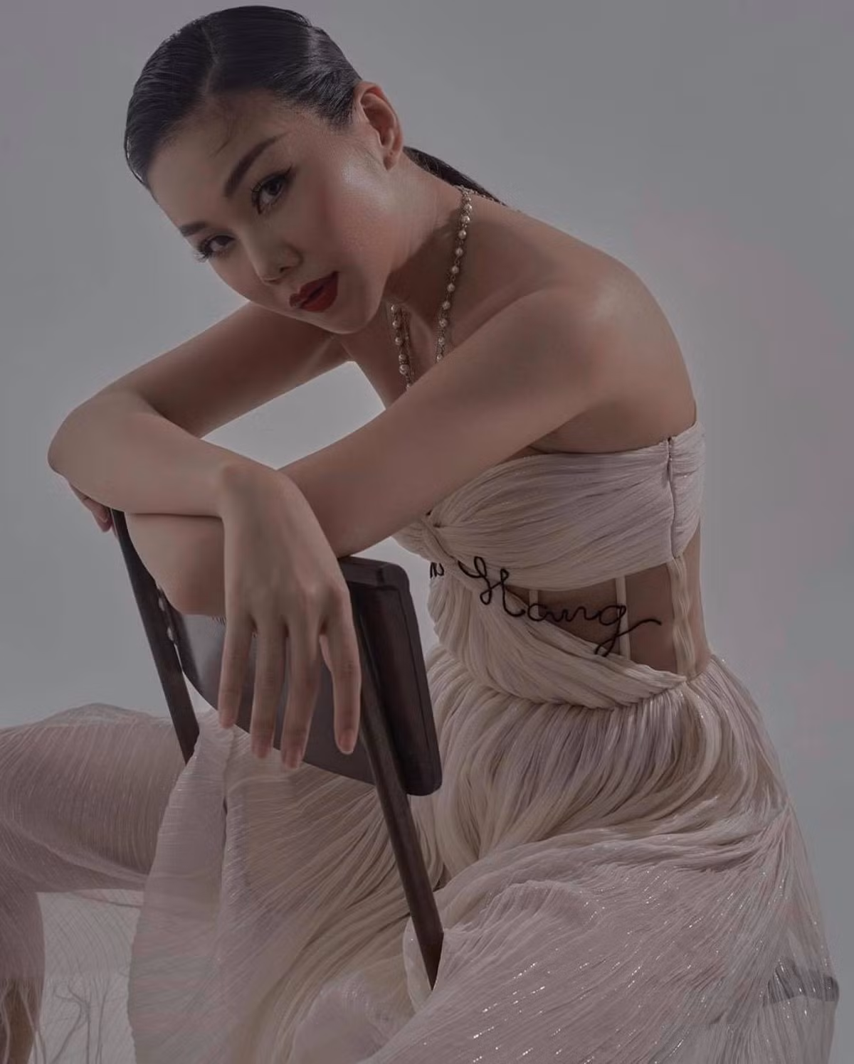 Thiết kế váy cúp ngực dành riêng cho nàng siêu mẫu được thêu tên cô.