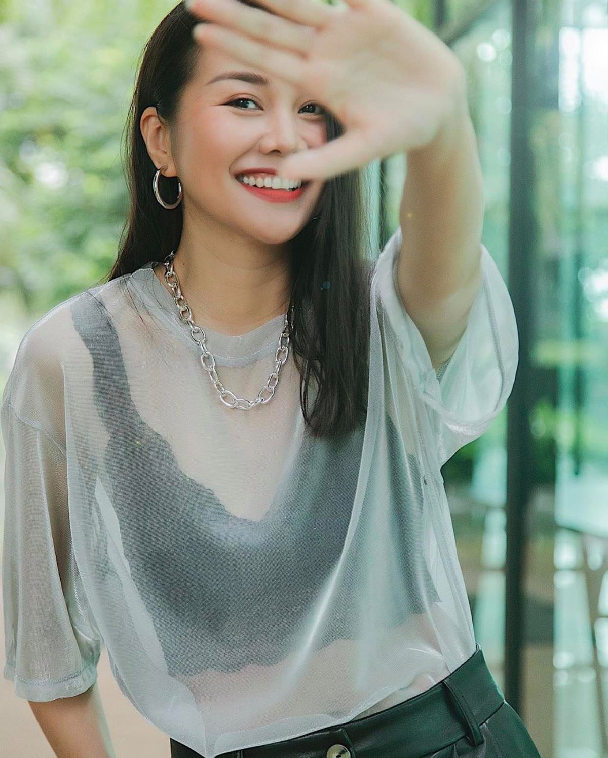 Thanh Hằng có gu thời trang đa dạng, đời thường nữ người mẫu chọn trang phục trẻ trung hợp mốt.