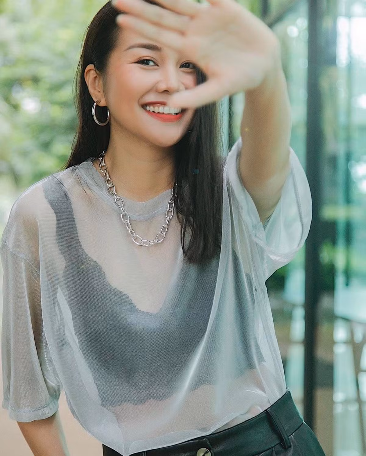 Thanh Hằng có gu thời trang đa dạng, đời thường nữ người mẫu chọn trang phục trẻ trung hợp mốt.