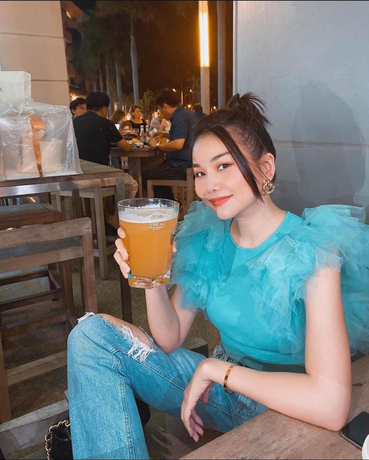 Yêu thích quần jeans rách và cách mix độc đáo không kém cạnh các hotgirl hiện nay.