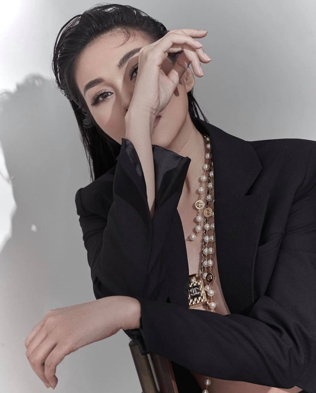 Kiểu tóc ướt làm mưa làm gió làng thời trang được Thanh Hằng lựa chọn phù hợp với trang phục.