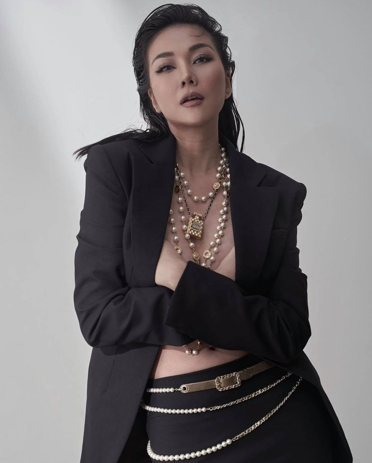 Thả rông vòng 1 gợi cảm nhưng đầy tinh tế, kết hợp cùng bộ phụ kiện Chanel nổi bật toát lên vẻ đẹp sang trọng.