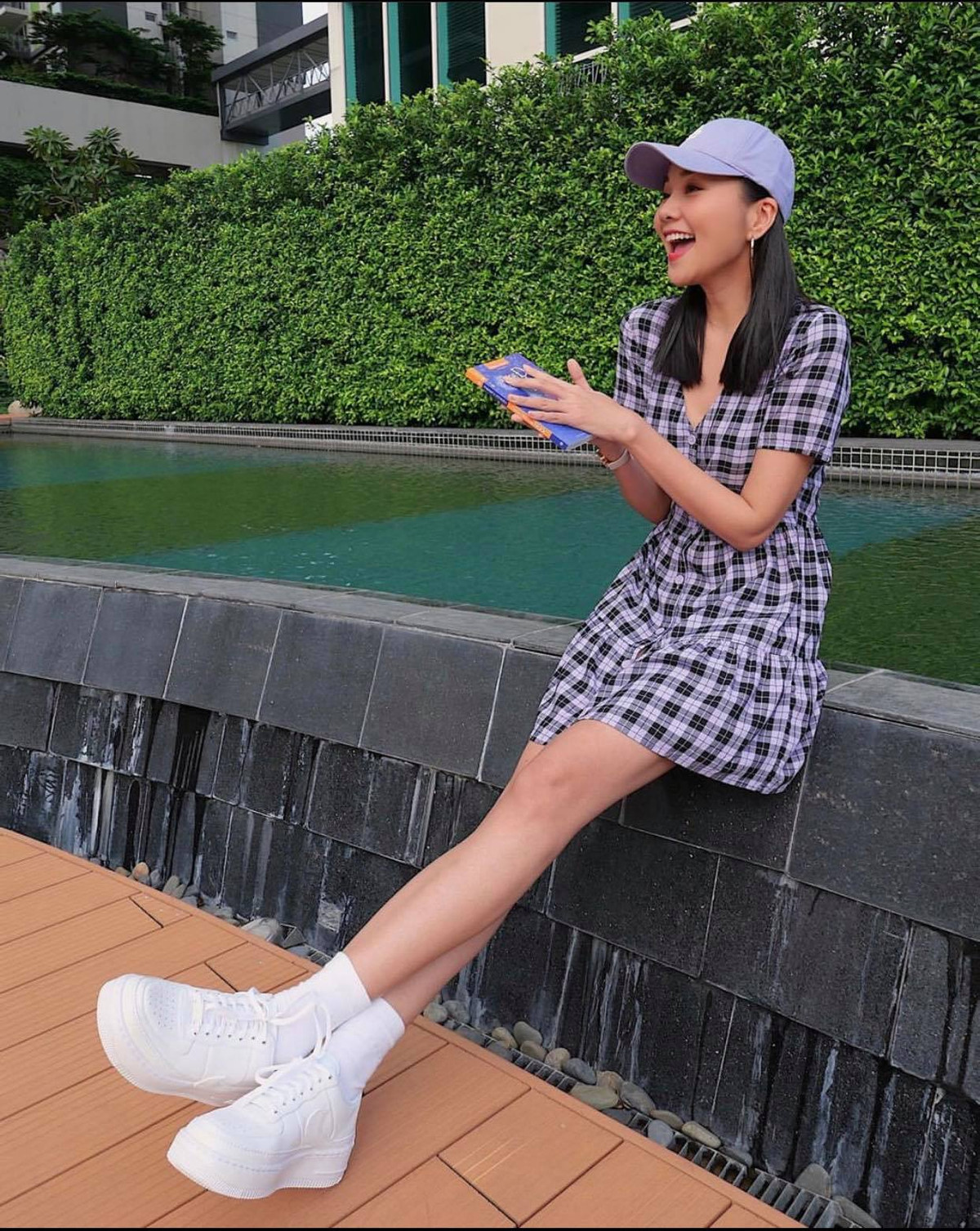 Nhí nhảnh với phong cách nữ sinh kết hợp cùng mũ lưỡi trai khiến Thanh Hằng trẻ trung không kém thế hệ 9x.