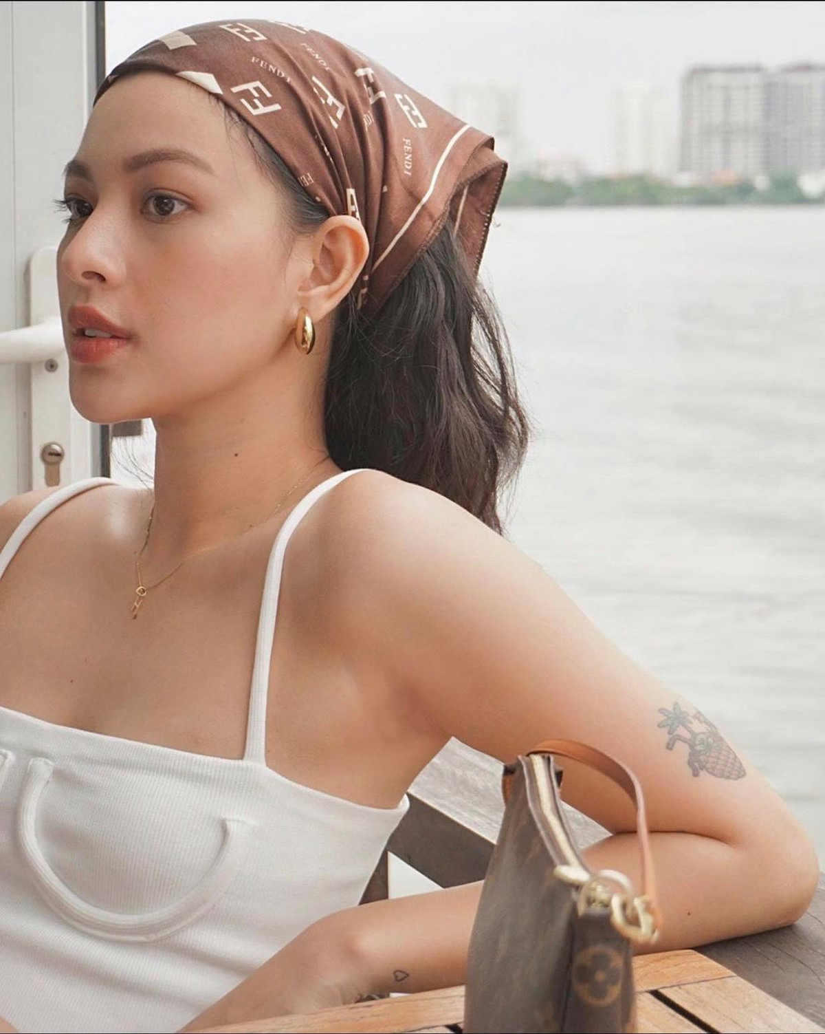 Tú Hảo khí chất ngời ngời với khăn của nhà mốt Fendi, kết hợp cùng túi LV thời thượng.