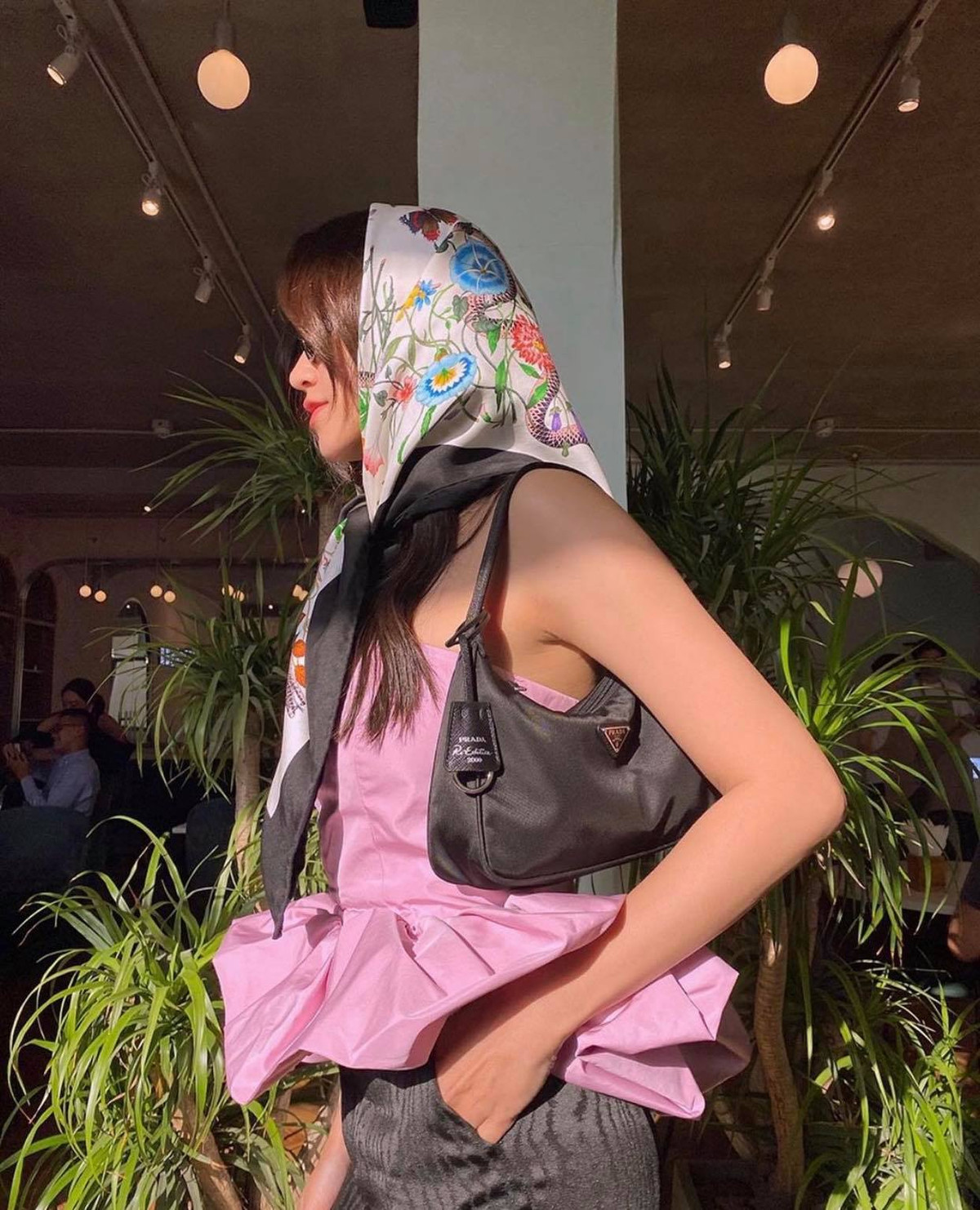 Salim lựa chọn chiếc khăn màu mè hoa lá bắt mắt.