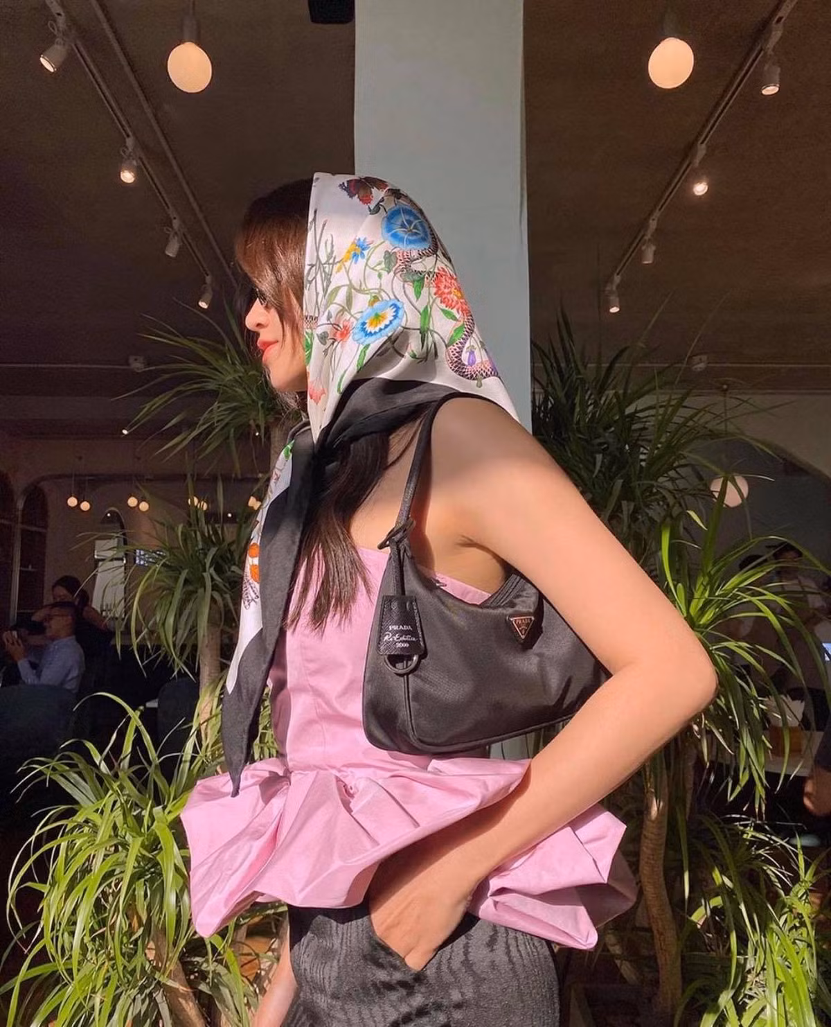 Salim lựa chọn chiếc khăn màu mè hoa lá bắt mắt.