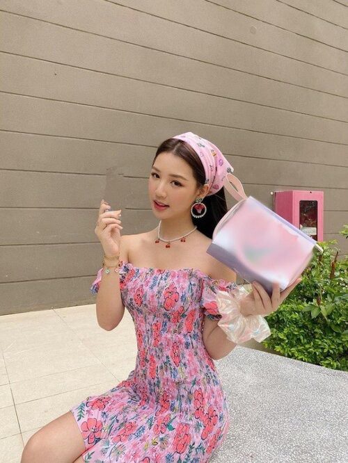 Amee cực bánh bèo dễ thương với chiếc khăn họa tiết ngộ nghĩnh. Cô nàng còn khéo léo kết hợp phụ kiện tạo điểm nhấn.