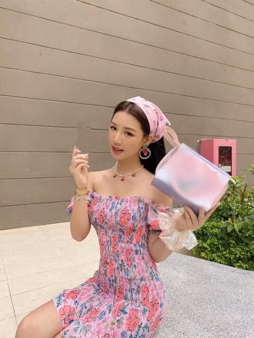 Amee cực bánh bèo dễ thương với chiếc khăn họa tiết ngộ nghĩnh. Cô nàng còn khéo léo kết hợp phụ kiện tạo điểm nhấn.